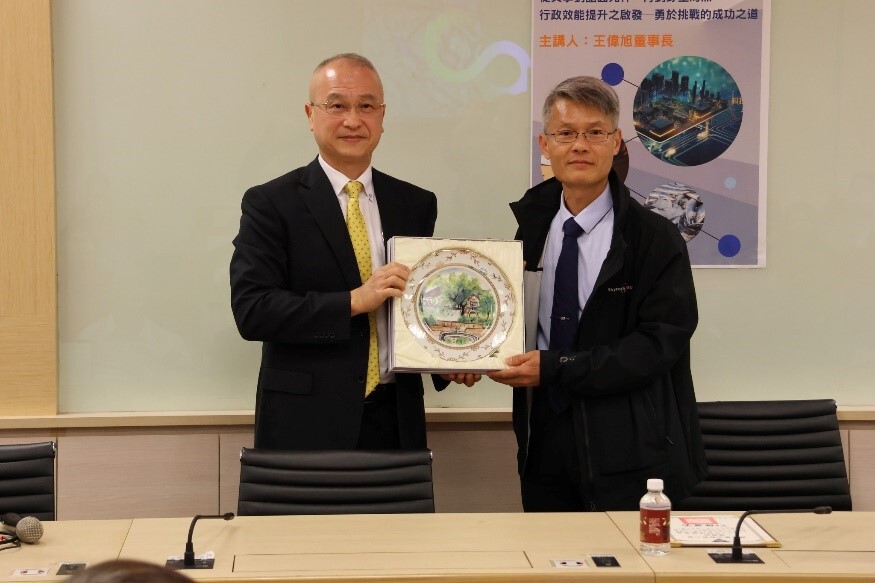 校長陳慶和(左)親自頒發王偉旭董事長(右)感謝狀暨紀念品