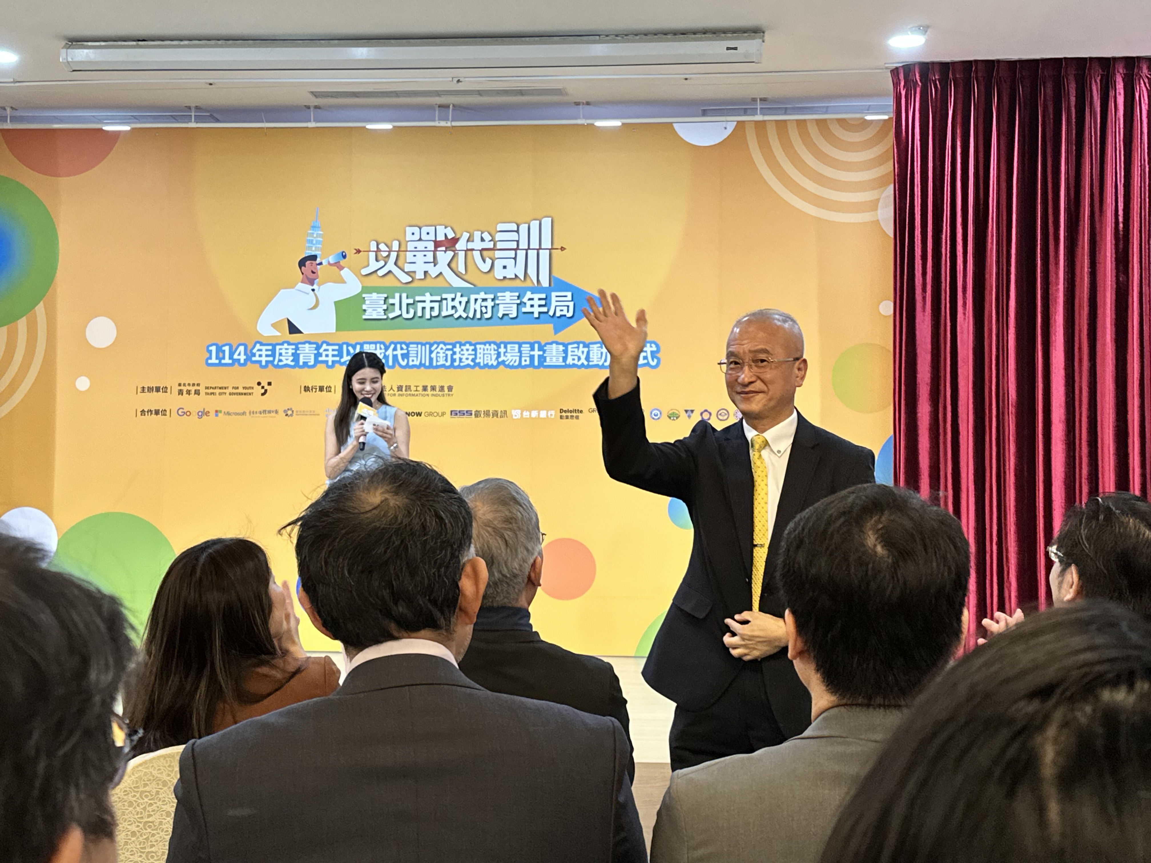 陳慶和校長向在場所有貴賓致意