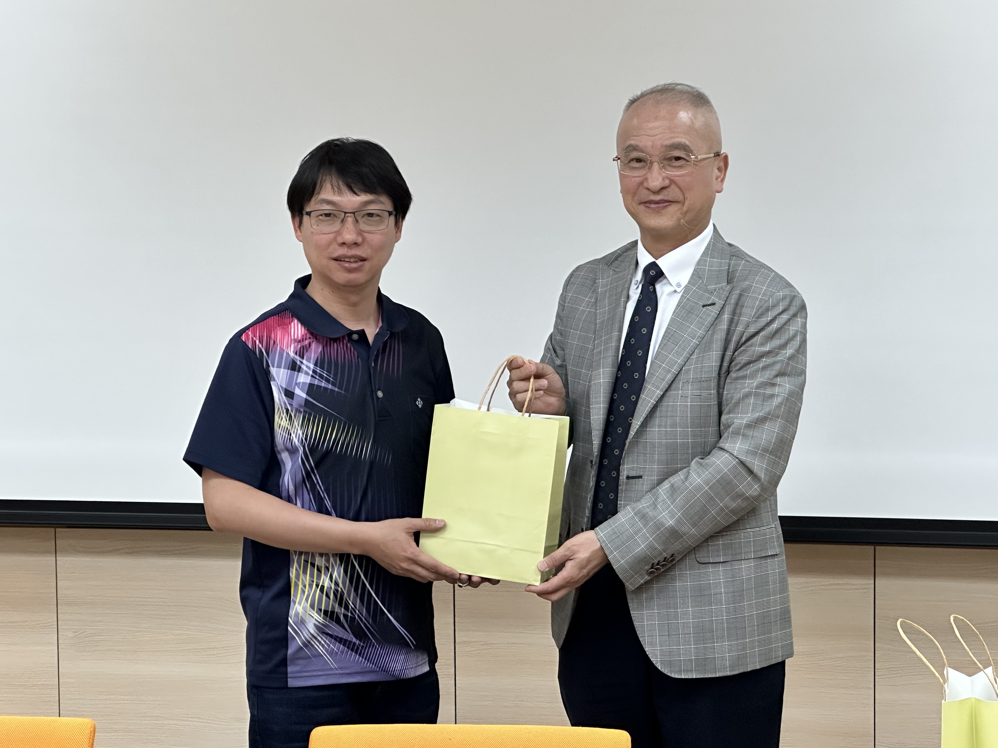 陳慶和校長向企業代表致贈禮品