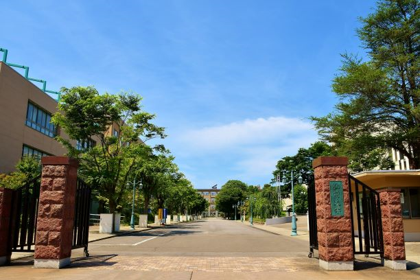 弘前大學校園大門