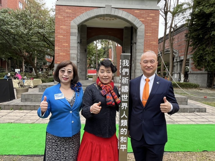校長、劉影梅總監、簡文秀博士合影