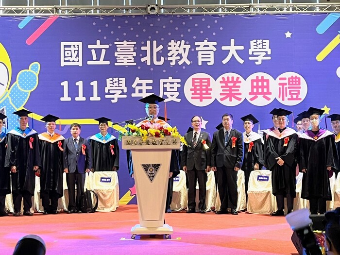 國立臺北教育大學陳慶和校長及全體貴賓、師長鼓勵及祝福所有的畢業生