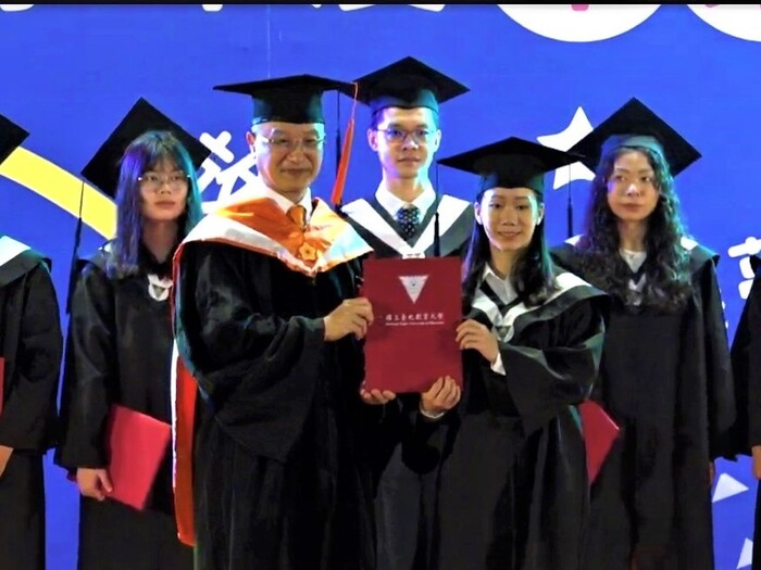 國立臺北教育大學陳慶和校長頒發畢業生畢業證書