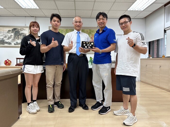 左起賴品儒、蕭佑然、陳慶和校長、鄭焜杰教練、林冠儀