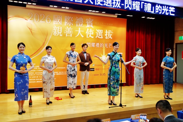 5.國際禮賓親善大使選拔 北教大文創系巫牧耘穿著旗袍展現優雅儀態